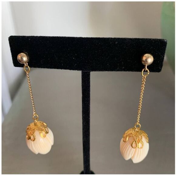 Elegant Off White Plastic Tulip shape dangle earrings, in Gold plate - Picture 6 of 6